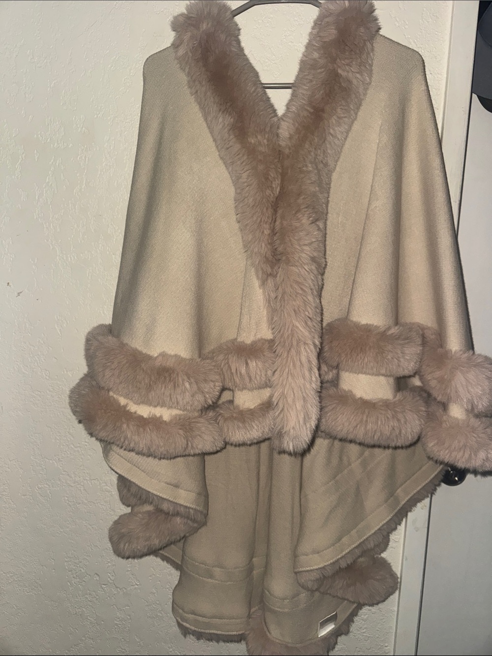 La Fiorentina Cream Faux-Fur Trim Cape